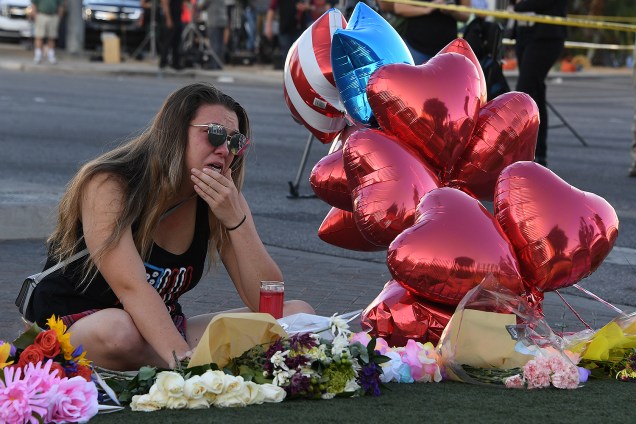 Pessoas deixam flores em homenagem às vitimas do massacre durante o festival 'Route 91 Harvest' próximo ao local do incidente, em las Vegas, no estado americano de Nevada - 04/10/2017