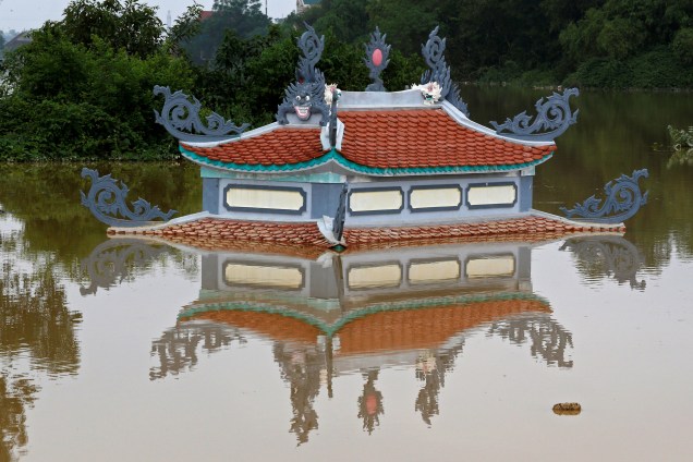 Um templo submerso é visto em uma aldeia de Hanoi, capital do Vietnã, após as fortes chuvas de uma tempestade tropical - 13/10/2017