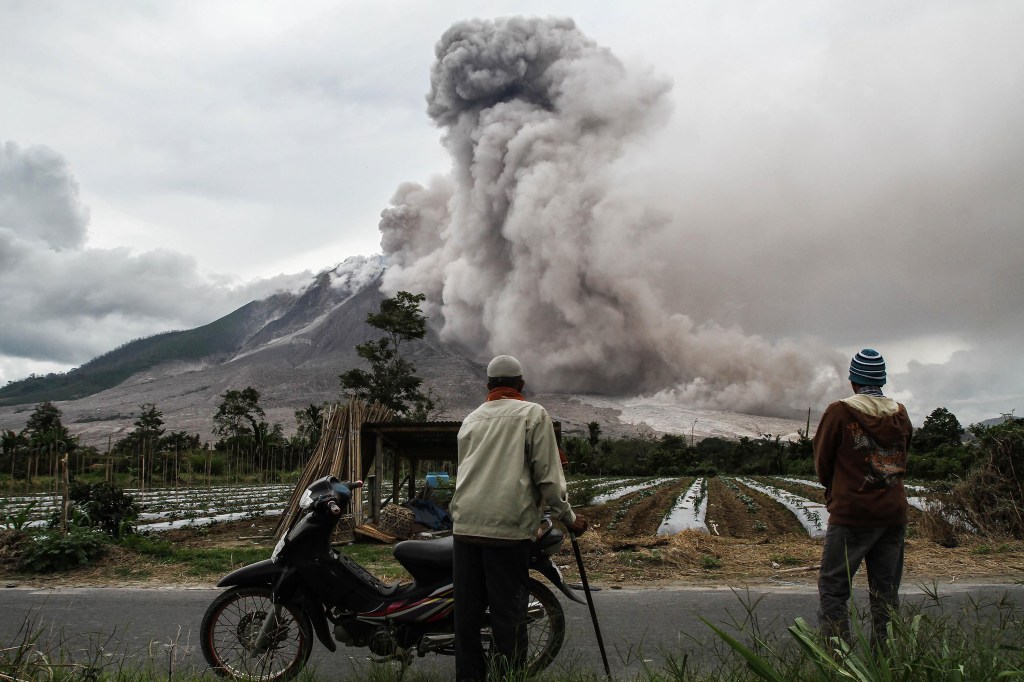 Imagens do dia - Monte Sinabung na Indonésia