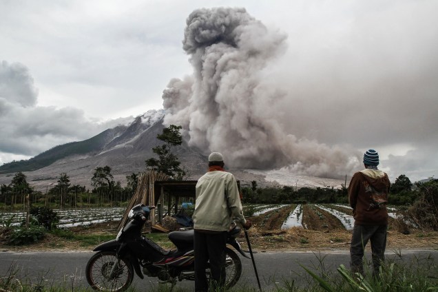 Aldeões indonésios observam erupção do vulcão Monte Sinabung em Karo, no norte da Sumatra - 24/10/2017