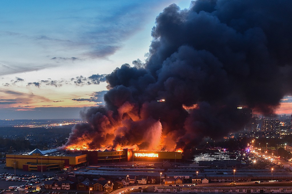 Shopping em Moscou na Rússia é evacuado após incêndio - 08/10/2017