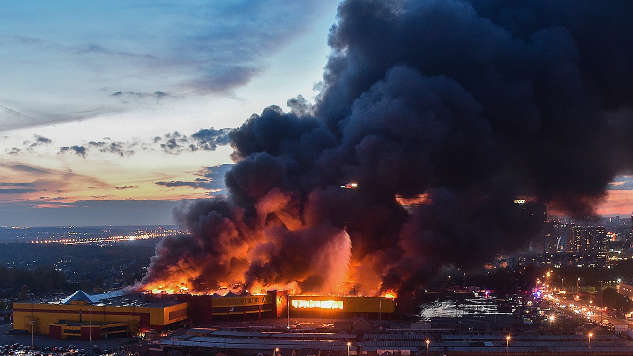 Shopping em Moscou na Rússia é evacuado após incêndio - 08/10/2017