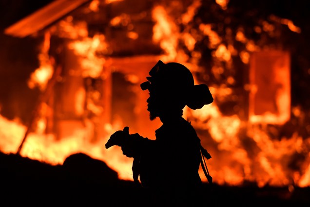Bombeiros combatem incêndios florestais na região de vinícolas da Califórnia