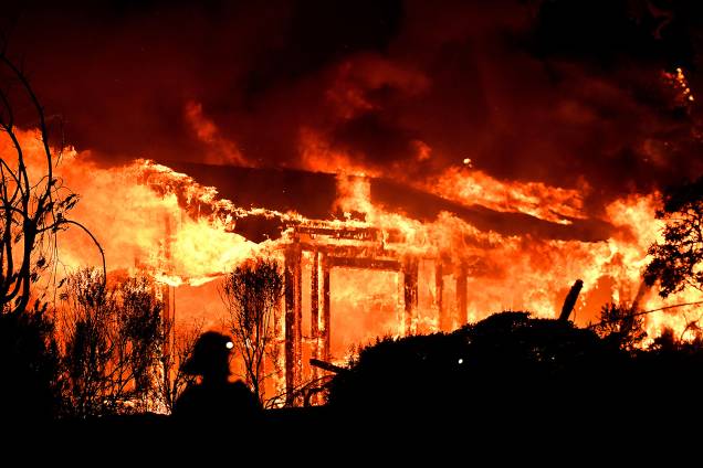 Bombeiros combatem incêndios florestais na região de vinícolas da Califórnia Bombeiros combatem incêndios florestais na região de vinícolas da Califórnia