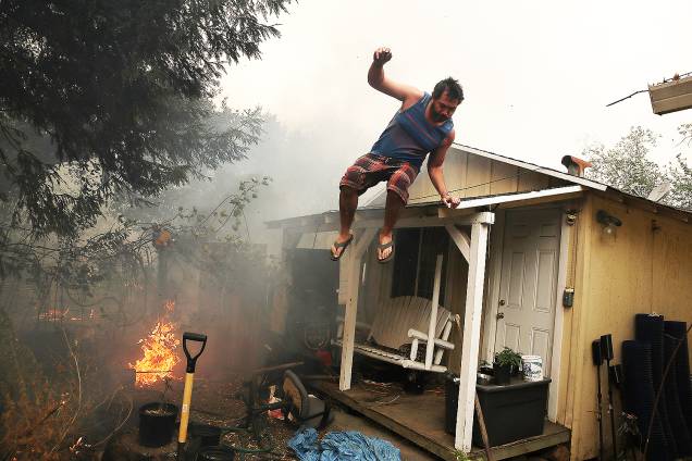 O fogo consumiu inteiramente as casas em Glen Ellen, na Califórnia O fogo consumiu inteiramente as casas em Glen Ellen, na Califórnia