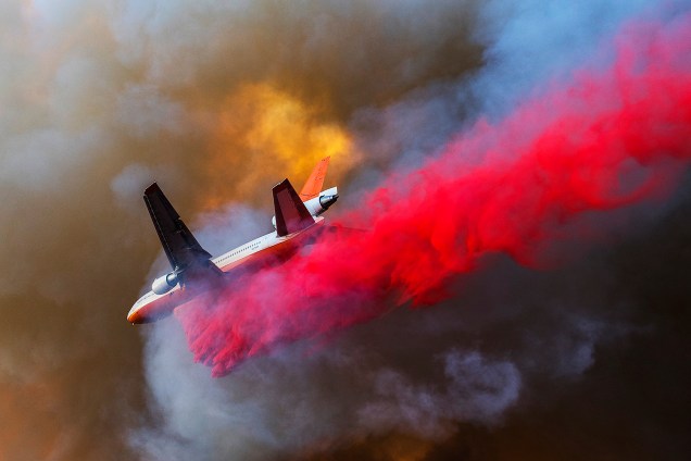 Avião tenta controlar incêndios na Califórnia