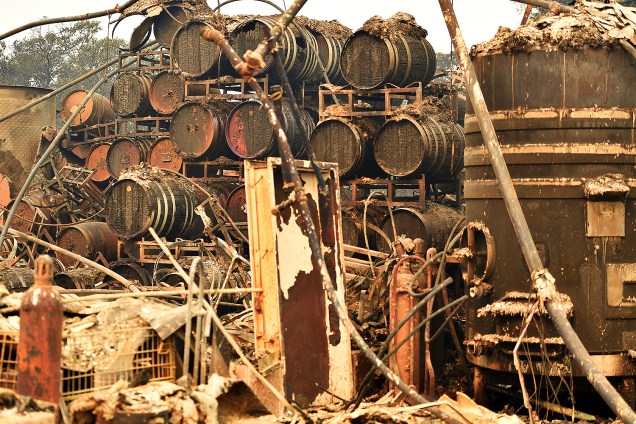 Barris de carvalho são vistos ainda em seus compartimentos na vinícola de Signorello, em Napa