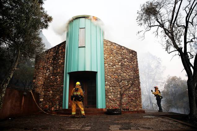 Bombeiros combatem incêndios florestais na região de vinícolas da Califórnia Bombeiros combatem incêndios florestais na região de vinícolas da Califórnia