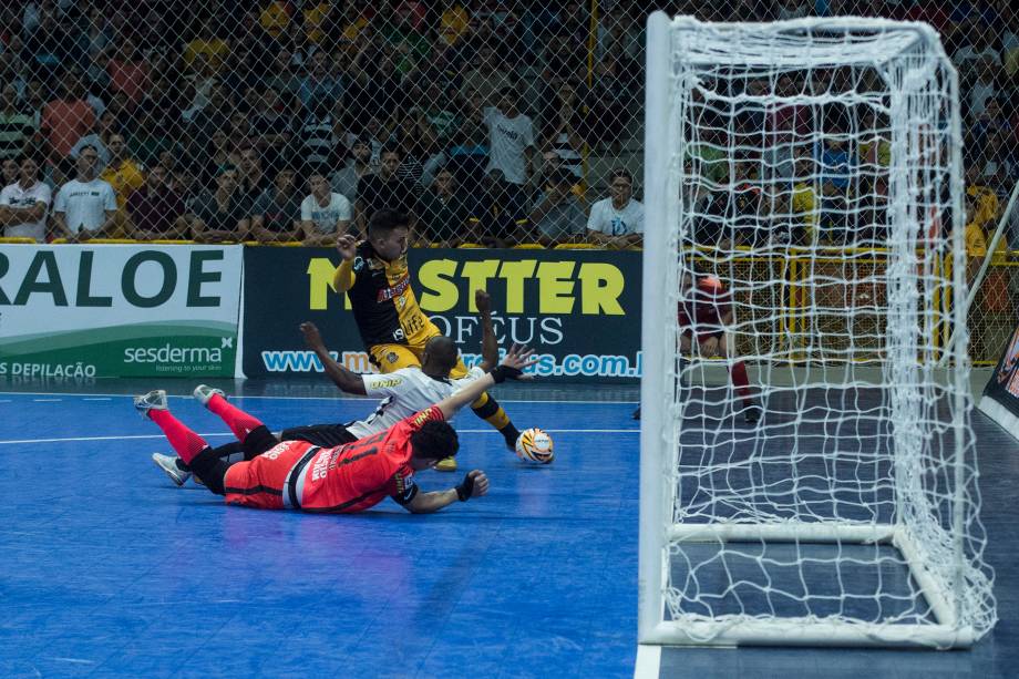 Aos 17 minutos do primeiro tempo Rocha abre o placar para o Sorocaba