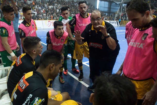 O técnico Fernando Ferretti, do Sorocaba, pede um tempo para auxiliar seus jogadores durante a final da Liga Paulista de Futsal contra o Corinthians