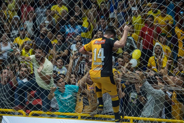 O capitão Rodrigo comemora o primeiro de seus dois gols com a torcida na Arena Sorocaba