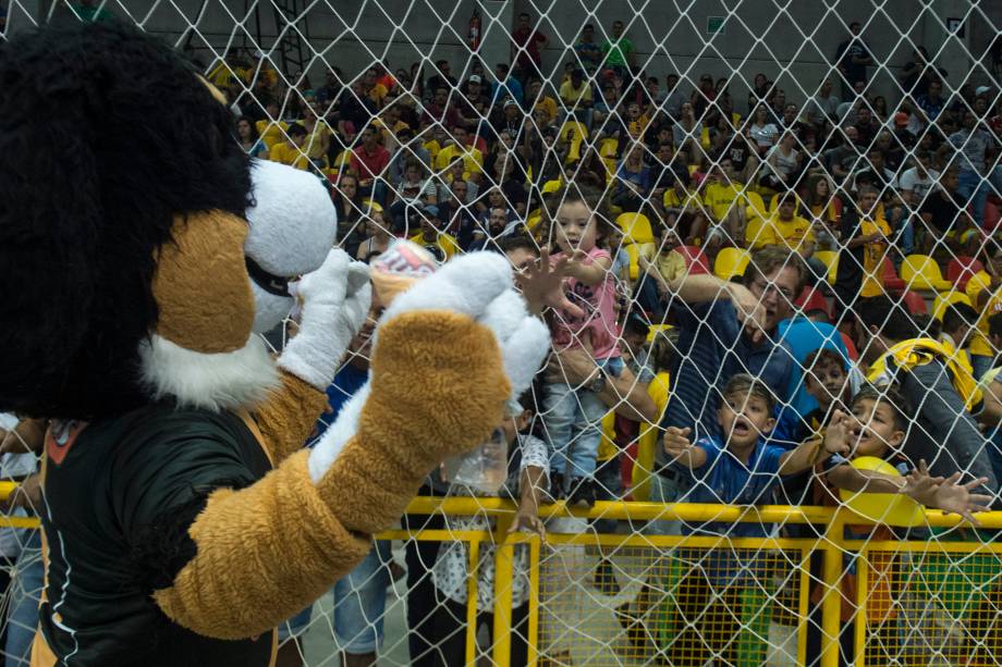 Durante o intervalo do jogo, atividades com crianças torcedoras do Sorocaba foram realizadas e brindes distribuídos