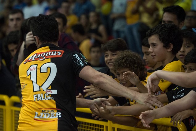 Falcão comemora seu primeiro gol na  final da Liga Paulista de Futsal, contra o Corinthians, junto às crianças na beira da quadra