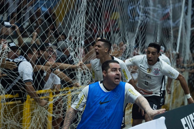 Após o único gol marcado por Douglas no tempo regular, pela equipe do Corinthians, jogadores comemoram próximo à grade com a torcida