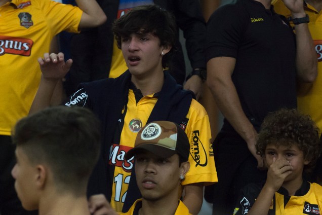O filho mais velho de Falcão, Enzo, se emociona nos minutos finais da partida decisiva entre Sorocaba e Corinthians