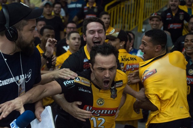 Após marcar um gol na prorrogação, Falcão pula a grade e comemora em meio à torcedores do Sorocaba