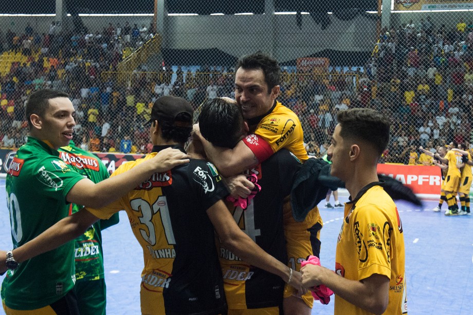 Equipe do Sorocaba comemora o título de bicampeão da Liga Paulista de Futsal, na Arena Sorocaba, em São Paulo