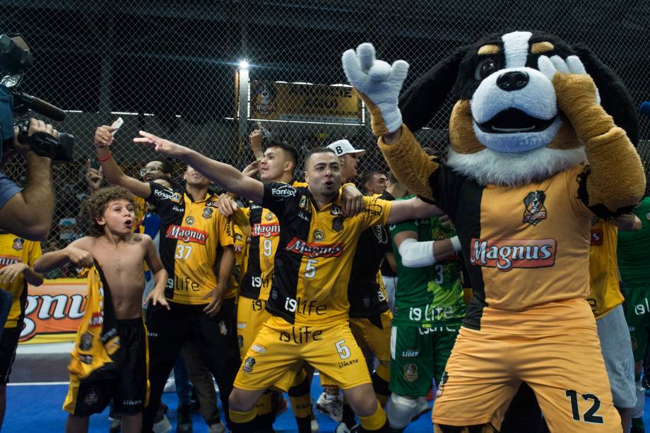 Equipe do Sorocaba comemora o título de bicampeão da Liga Paulista de Futsal, na Arena Sorocaba, em São Paulo