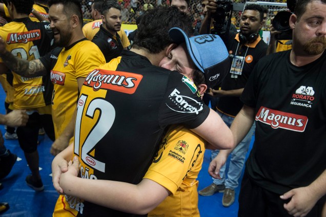 Falcão abraça seu filho mais novo, Enzo, durante a comemoração do bicampeonato da Liga Paulista de Futsal pelo Sorocaba