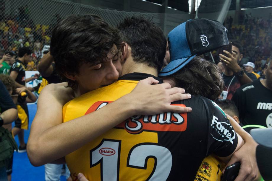 Falcão abraça os filhos Luigi e Enzo durante a comemoração do título de campeão paulista de futsal
