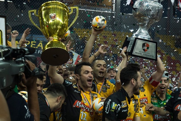 Falcão e Rodrigo erguem troféus durante a comemoração do bicampeonato da Liga Paulista de Futsal, na Arena Sorocaba, em São Paulo