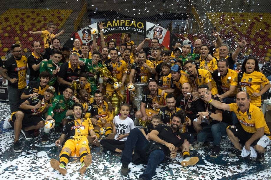 Equipe do Sorocaba comemora o título de bicampeão da Liga Paulista de Futsal, na Arena Sorocaba, em São Paulo