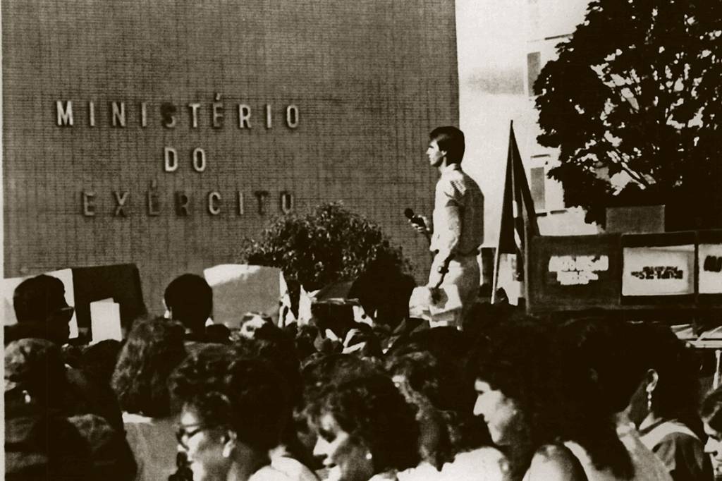 BRASÍLIA, DF, 27.04.1992: O deputado Jair Bolsonaro falando em cima de um caminhão durante manifestação de esposas de militares na Esplanada dos Ministérios, Brasília (DF) (Foto: Lula Marques/Folhapress)