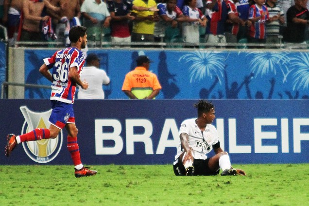 Atacante Jô lamentando o gol sofrido durante partida entre Bahia e Corinthians, na Arena Fonte Nova em Salvador, BA - 15/10/2017