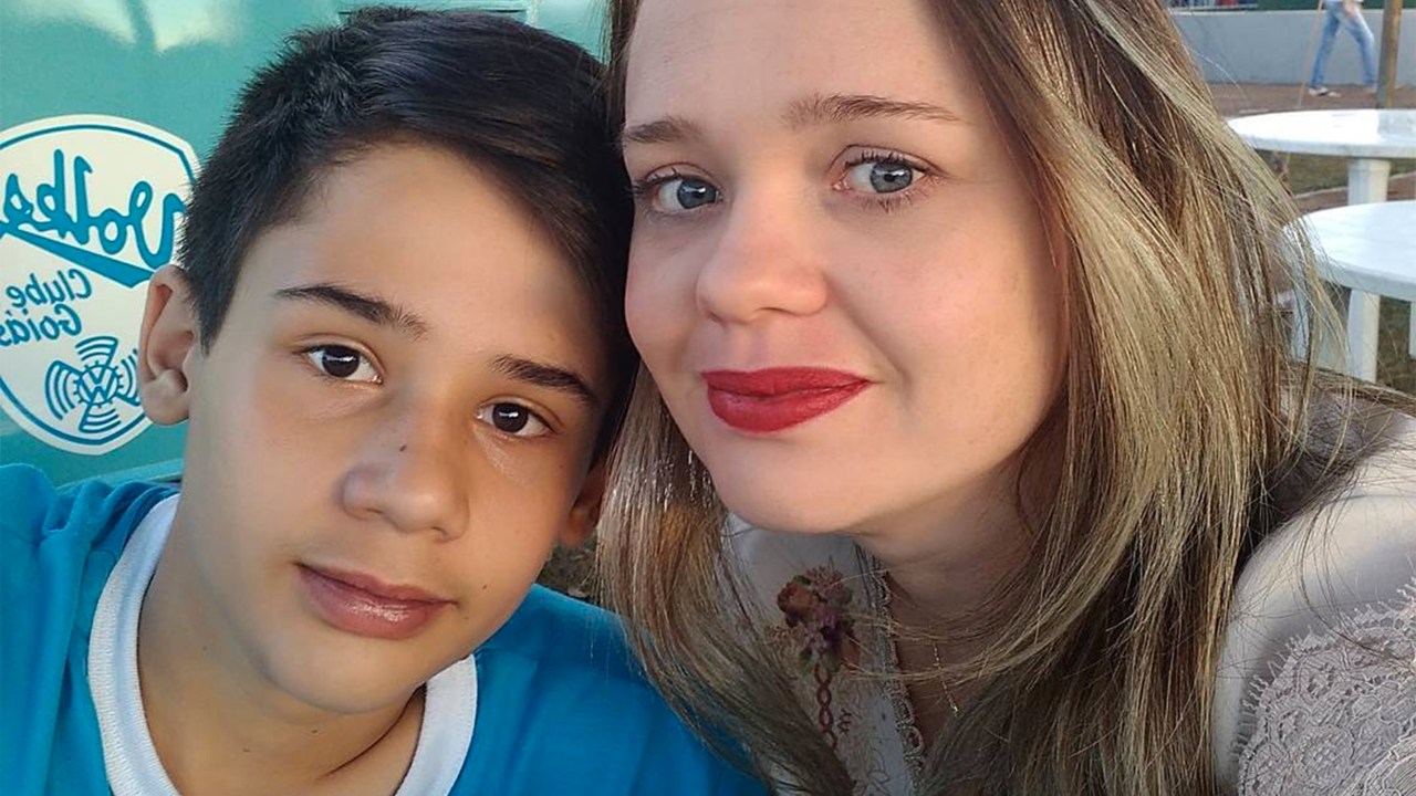 Mãe de aluno morto presta homenagem nas redes sociais