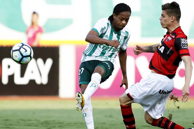 Keno em lance durante a partida entre Atlético-GO e Palmeiras, válida pela 28ª rodada do Brasileiro, no estádio Olímpico Pedro Ludovico Teixeira, em Goiânia