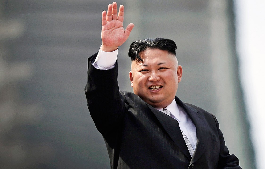 North Korean leader Kim Jong Un waves during a military parade on Saturday, April 15, 2017, in Pyongyang, North Korea to celebrate the 105th birth anniversary of Kim Il Sung, the country's late founder and grandfather of current ruler Kim Jong Un. Credito: Wong Maye-E/AP
