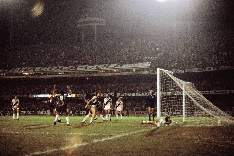 Lance do gol de Basílio, do Corinthians, contra a Ponte Preta, na final do Campeonato Paulista, no Estádio do Morumbi, em 1977