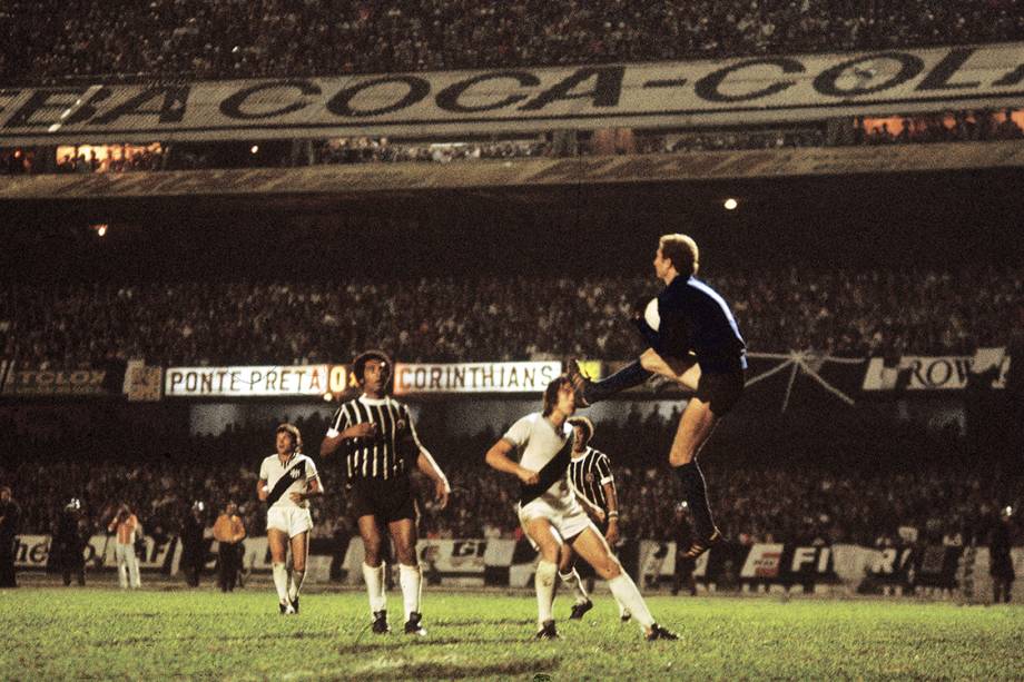 Lance no jogo entre Corinthians e Ponte Preta, na final do Campeonato Paulista, no Estádio do Morumbi, em 1977