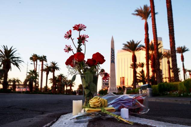 Pessoas deixam flores em homenagem às vitimas do massacre durante o festival 'Route 91 Harvest' próximo ao local do incidente, em las Vegas, no estado americano de Nevada - 03/10/2017