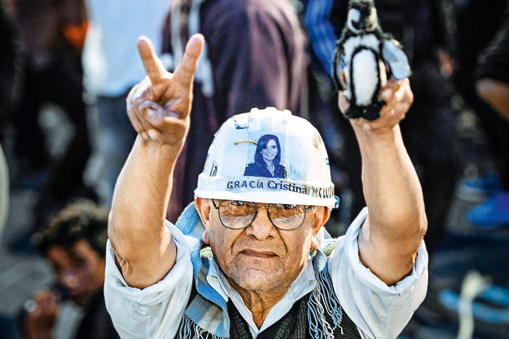 Luis Lucas, estivador aposentado, com capacete de Cristina, no comando de campanha de Cristina Kirchner no Estádio do Arsenal, em Sarandí CREDITO: Enrique Garcia Medina