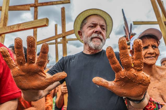 Lula visita Bacia do Rio Doce em Governador Valadares, em outubro de 2017.