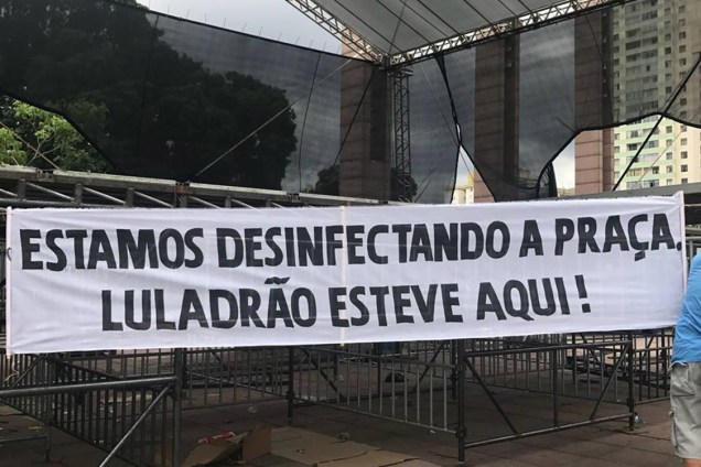 Integrantes do Movimento Vem Pra Rua Minas “limpam” a Praça da Estação, em Belo Horizonte, por onde Lula passou