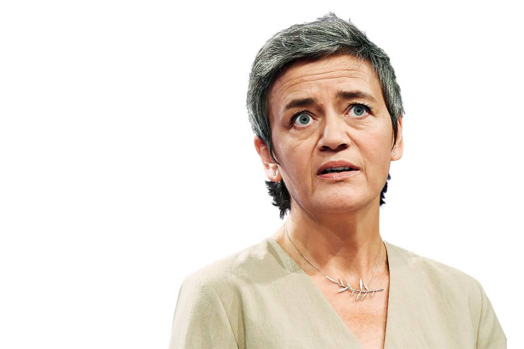 EU Commissioner for Competition Margrethe Vestager addresses a press conference on two state aid cases at the European Commission in Brussels on October 4, 2017. The EU turned the screw on US tech giants on October 4, ordering Amazon to repay Luxembourg 250 million euros in back taxes and referring Ireland to the top EU court for failing to collect billions from Apple. / AFP PHOTO / EMMANUEL DUNAND