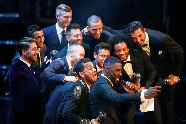 Jogadores tiram uma selfie durante cerimônia dos Melhores do Mundo da FIFA, em Londres - 23/10/2017