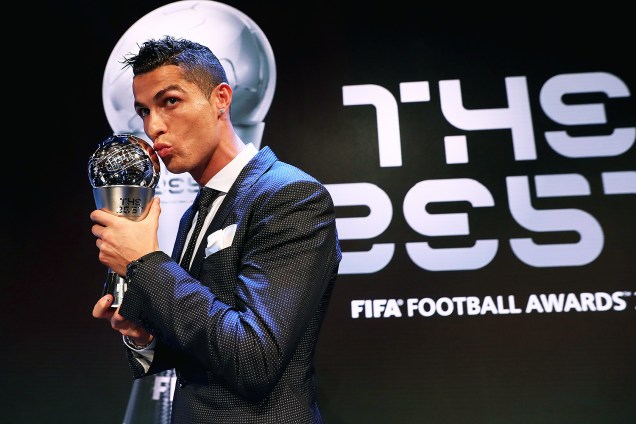 Cristiano Ronaldo recebe o prêmio de melhor jogador do mundo pela FIFA, em cerimônia realizada em Londres. O atacante português iguala o número de prêmios conquistados por Lionel Messi, cada um com 5 títulos  - 23/10/2017