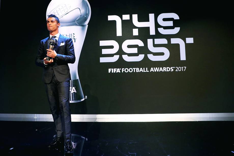 Cristiano Ronaldo recebe o prêmio de melhor jogador do mundo, em Londres - 23/10/2017