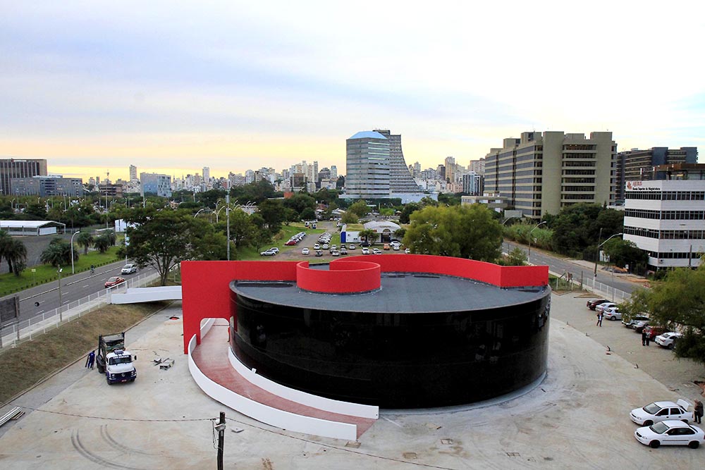 Prédio projetado por Niemeyer manterá homenagem a Prestes