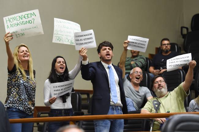 Manifestantes que pediam a mudança do nome e finalidade do Memorial Luis Carlos Prestes, projetado por Niemeyer, em Porto Alegre