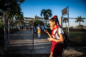 Meninas uniformizadas indo para a escola em Camaguey, Cuba