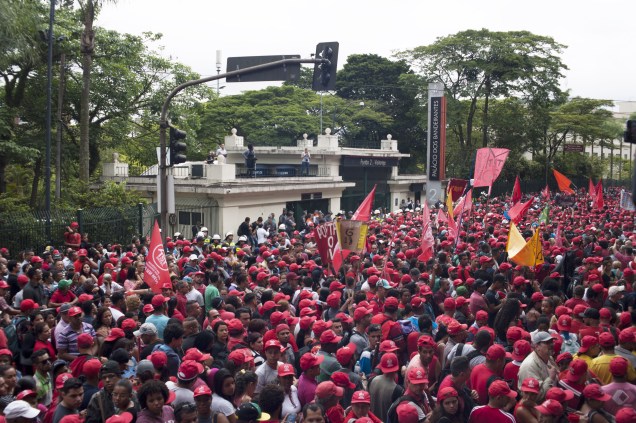 Integrantes da Ocupação Povo Sem Medo, do MTST, chegam ao Palácio dos Bandeirantes após marcharem desde São Bernardo, nesta terça-feira (31)
