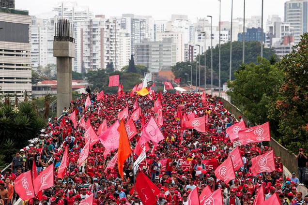 Integrantes da Ocupação Povo Sem Medo, do MTST, realizam marcha de São Bernardo até o Palácio dos Bandeirantes em São Paulo - 31/10/2017