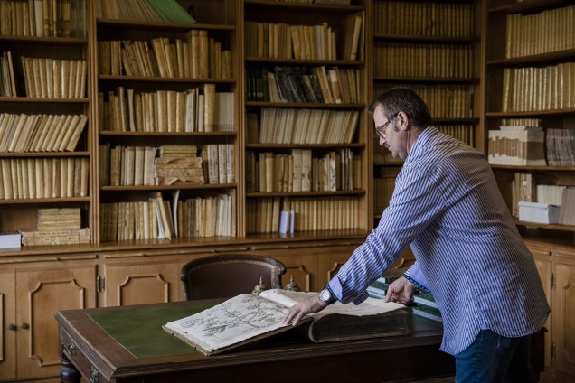 Um visitante observa um livro de botânica datado de 1640 na biblioteca da Vila dos Cedros, uma mansão 18 mil metros quadrados, em Saint-Jean-Cap-Ferrat, na França
