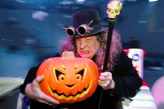 Artista belga Michel Dircken carrega abóbora em Bruxelas, capital da Bélgica, durante as comemorações do Halloween - 28/10/2017 Artista belga Michel Dircken carrega abóbora em Bruxelas, capital da Bélgica, durante as comemorações do Halloween - 28/10/2017