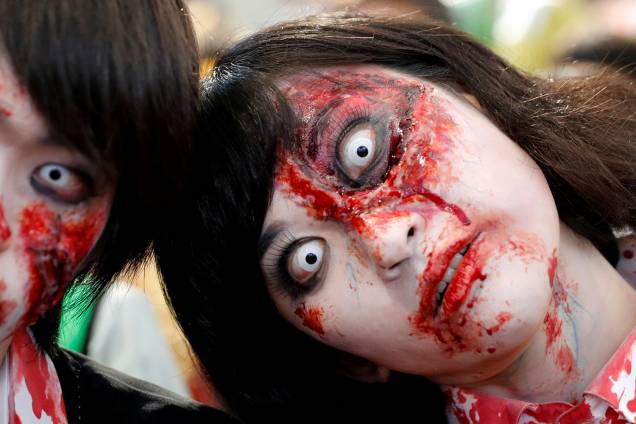 Pessoas se caracterizam de zumbis durante evento de Halloween em Kawasaki, sul de Tóquio, no Japão - 29/10/2017 Pessoas se caracterizam de zumbis durante evento de Halloween em Kawasaki, sul de Tóquio, no Japão - 29/10/2017