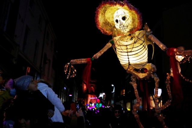 Criança observa esqueleto iluminado durante desfile de Halloween em Liverpool, no Reino Unido - 29/10/2017